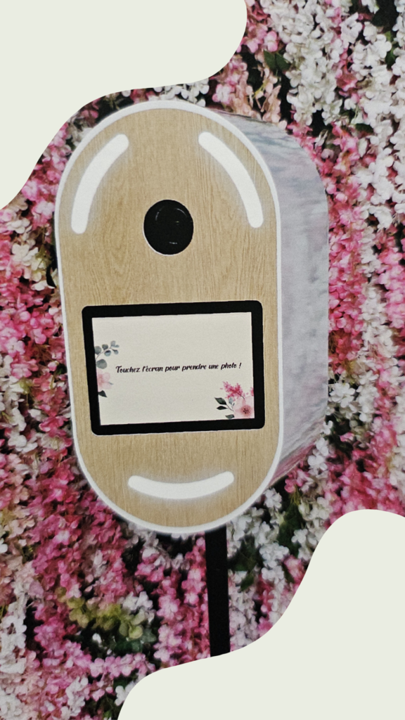 Smile box Christelle Tom loc’ devant un mur de fleur rose et blanche, Location borne selfie nancy Location photobooth nancy